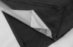 PVC-Folie zwischen zwei schwarzen Moltonlagen
